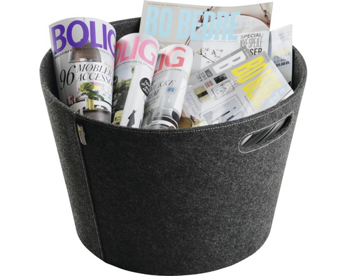 Grauer Filzkorb gefüllt mit Zeitschriften