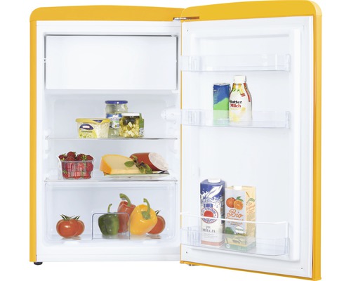 Réfrigérateur jaune avec porte ouverte et aliments