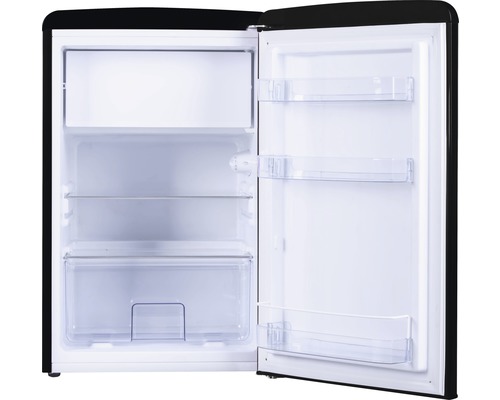 Offener, schwarzer Kühlschrank mit Regalen und Türfächern