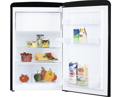 Offener Kühlschrank mit verschiedenen Lebensmitteln