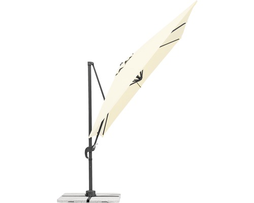 Beiger Ampelschirm auf grauem Ständer mit Steinplatte