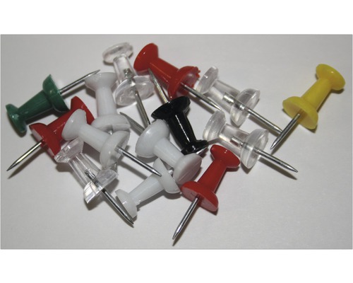 Mehrfarbige Reißzwecken aus Metall und Kunststoff