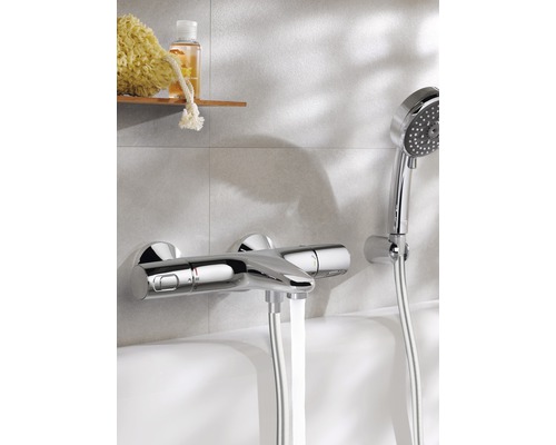 Robinet de baignoire apparent avec set de douche à main sur le bord de la baignoire