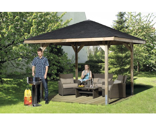 Holzpavillon mit Grill und Sitzgruppe im Garten