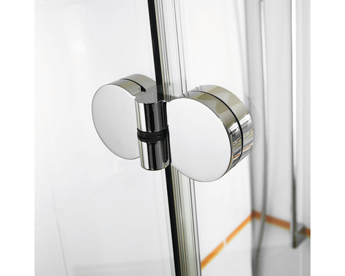 Detailansicht eines runden Duschkabinenknopfes