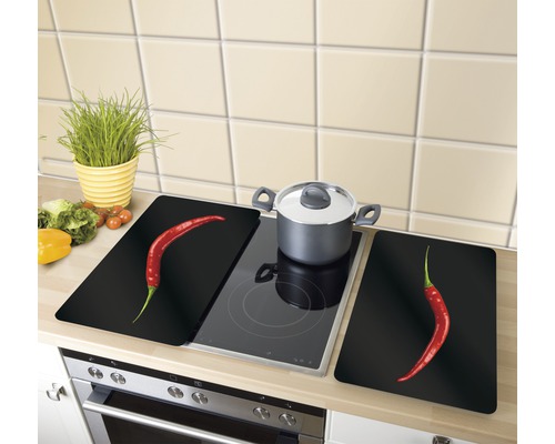 Plaques de recouvrement de cuisinière avec motif de piment sur une cuisinière de cuisine avec casserole