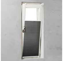 Vue d''une fenêtre avec un store plissé gris comme protection solaire.