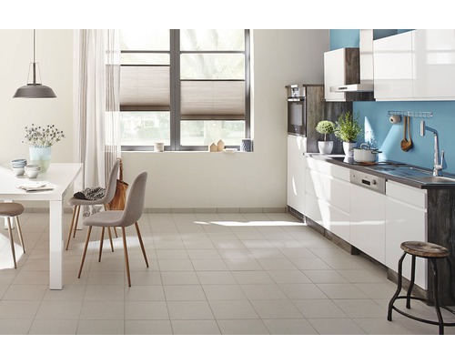 Helle Küche mit Esstisch und modernen Küchenmöbeln