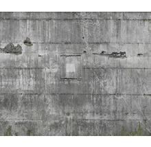 Graue Betonwand mit Beschädigungen und quadratischer Aussparung