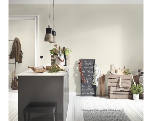 Helle Küche mit Kücheninsel, Kreidetafel und Holzkisten zur Aufbewahrung.