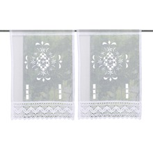 Deux rideaux de fenêtre blancs avec motif perforé et bordure en crochet