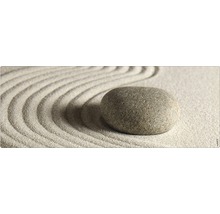 Pierre décorative sur sable avec motif ondulé