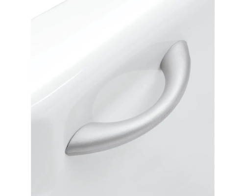 Vue détaillée d''une poignée de meuble argentée sur une surface blanche