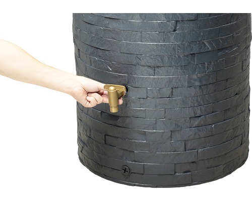 Récupérateur d''eau de pluie avec robinet en fonctionnement