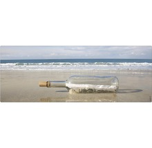 Flaschenpost am Strand mit Meer