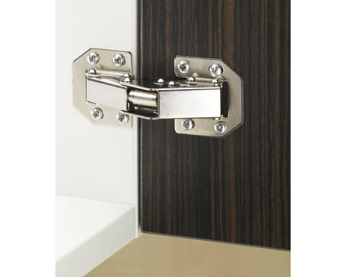 Scharnier aus Metall an einer Möbeltür befestigt