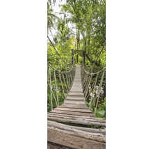 Holzhängebrücke in grüner Umgebung