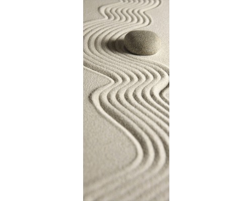 Zen-Garten mit Sandwellen und einem Stein