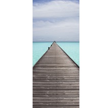 Holzsteg über türkisfarbenes Wasser unter einem hellen Himmel.