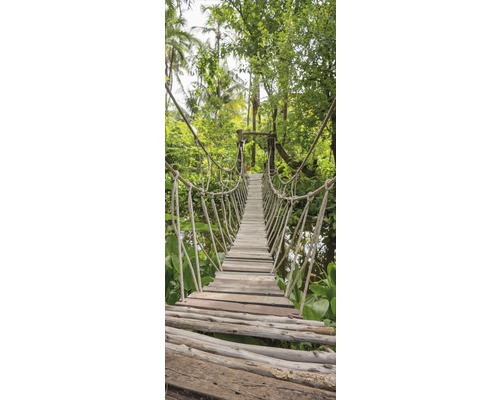Hängebrücke aus Holz und Seil im Wald