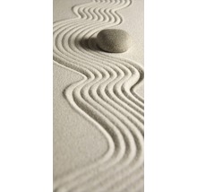 Zen-Garten mit geharktem Sand und Stein