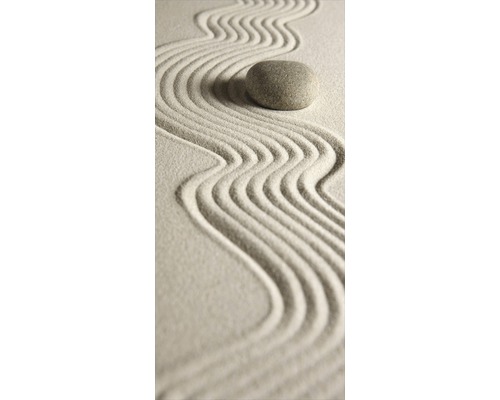 Zen-Garten mit geharktem Sand und Stein