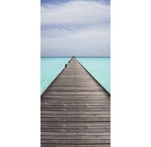 Ein langer Holzsteg führt ins Meer.