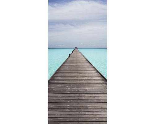 Ein langer Holzsteg führt ins Meer.