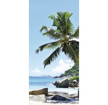 Tropische Strandszene mit Felsen, Palmen und blauem Himmel