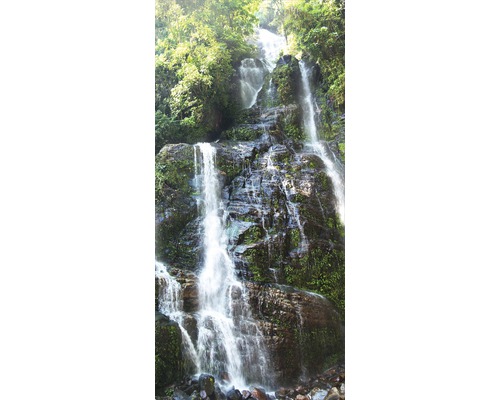Wasserfall zwischen Felsen und Vegetation