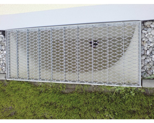 Kellerfensterabdeckung aus Metall mit Maschendraht