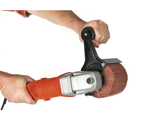 Eine rot-orangefarbene Bürstenmaschine mit Zusatzhandgriff in Benutzung