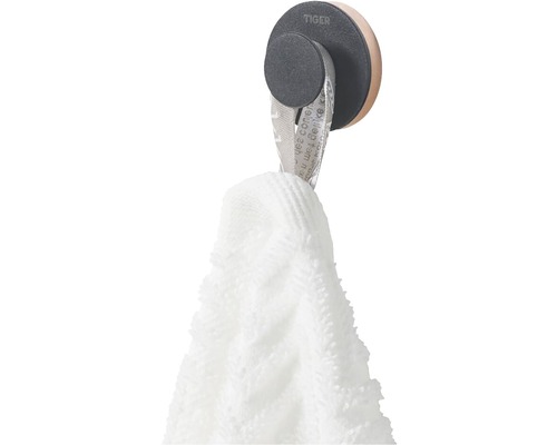 Logo Tiger. Serviette sur un crochet de serviette.