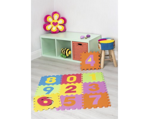 Spielzimmer mit Zahlen-Puzzlematte, Regal, Kissen und Hocker