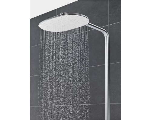 Aufnahme einer Duscharmatur mit laufendem Wasser