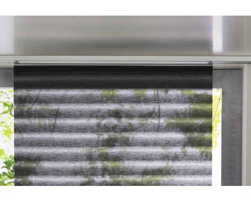 Blick auf ein Faltrollo vor einem Fenster