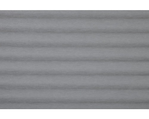 Nahaufnahme einer grauen, gefalteten Jalousie.