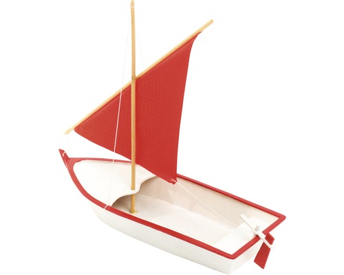 Spielzeugboot mit rotem Segel und weißem Rumpf