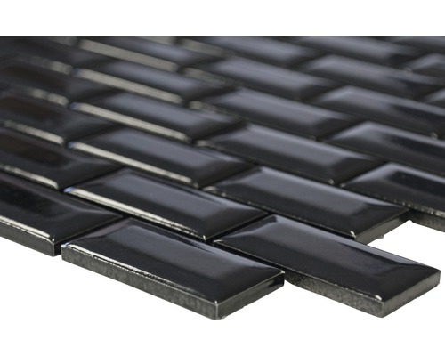 Detailaufnahme von schwarzen Mosaikfliesen in Fischgrätenmuster