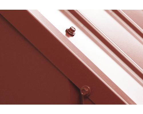 Detailansicht einer Trapezblechfassade mit Befestigungsschrauben.