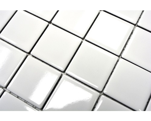Quadratische, weiße Mosaikfliesen