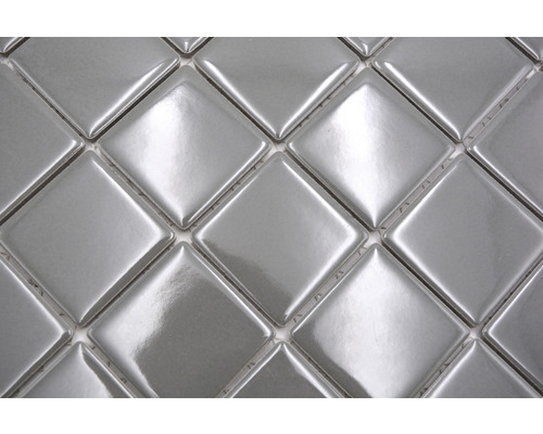 Nahaufnahme von silberfarbenen, quadratischen Mosaikfliesen