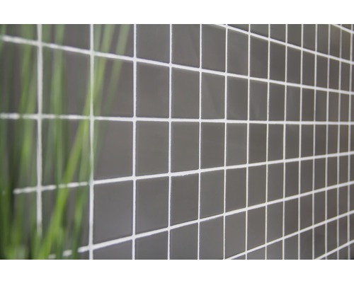 Nahaufnahme eines grauen Mosaiks mit Fugen