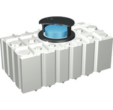 Réservoir d''eau de pluie rectangulaire blanc en plastique avec couvercle noir ouvert.
