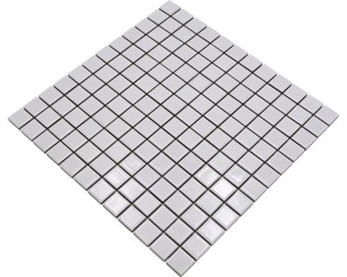 Quadratische Mosaikfliesen auf einem Netz