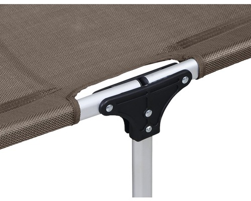 Vue détaillée d''une structure de lit de camp avec revêtement textile et cadre en aluminium