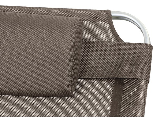 Gros plan d''une chaise longue avec oreiller et cadre argenté