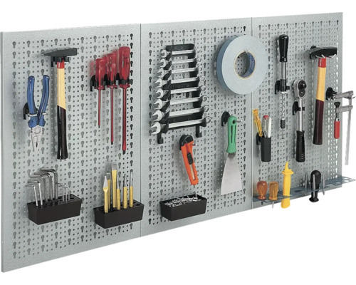 Werkzeugwand mit verschiedenen Werkzeugen wie Hammer, Schraubenzieher und Schraubenschlüssel