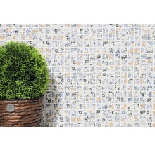 Dekorative Mosaikfliese mit Blumenmuster und Kunstpflanze im Topf.