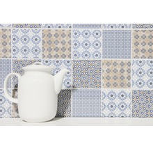 Mur de carreaux avec motif oriental et théière blanche